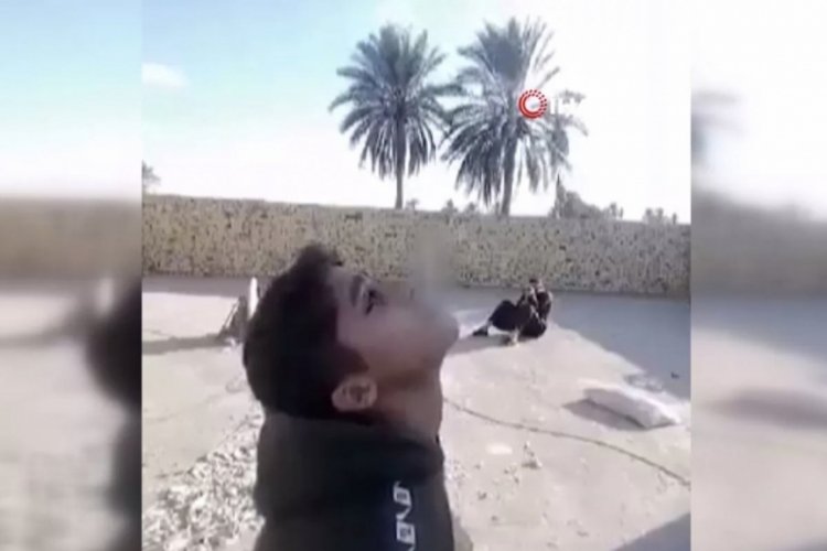 Irak'ta baba, oğlunun ağzındaki sigarayı vurdu