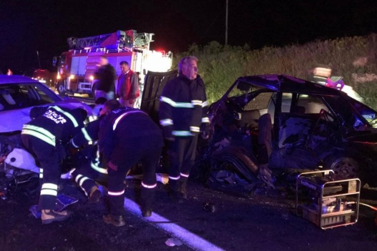 Feci kazada 1 kişi camdan fırladı, 2 kişi ara&ccedil;ta sıkıştı