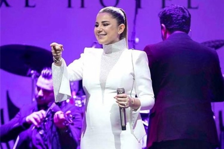 Merve &Ouml;zbey, karnı burnunda sahneye &ccedil;ıktı