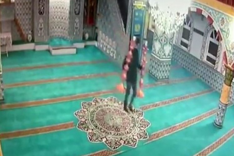 Camiden şamdan &ccedil;alan hırsız yakalandı