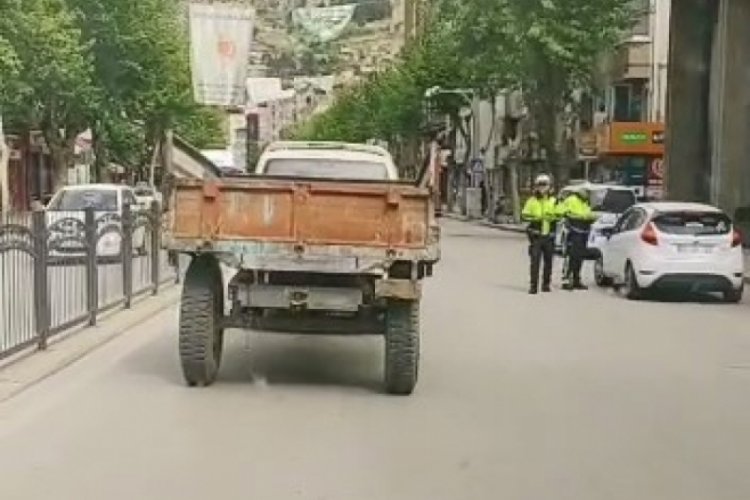 Trakt&ouml;r r&ouml;morku takılı minib&uuml;s&uuml;n tehlikeli yolculuğu