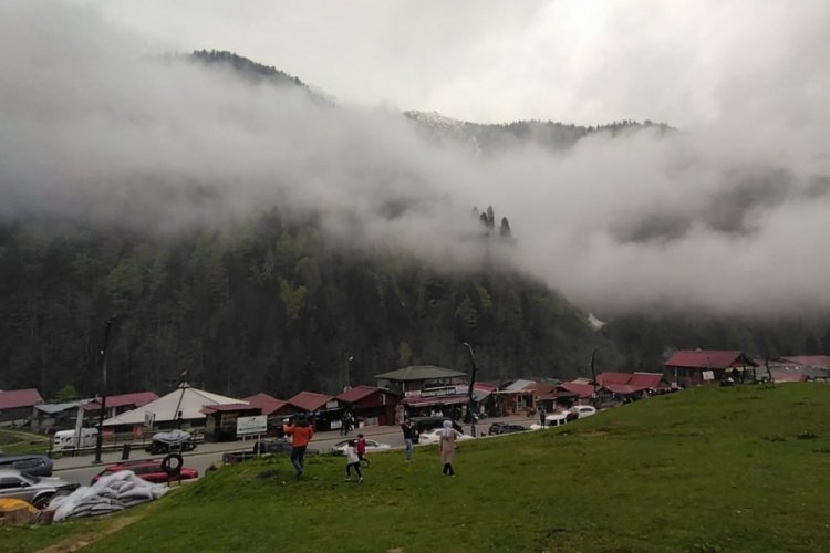 Rize'de sisli hava tatilcilerin keyfini bozamadı