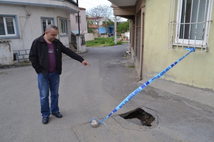 3 ayrı noktada &ccedil;&ouml;ken yol vatandaşı korkutuyor