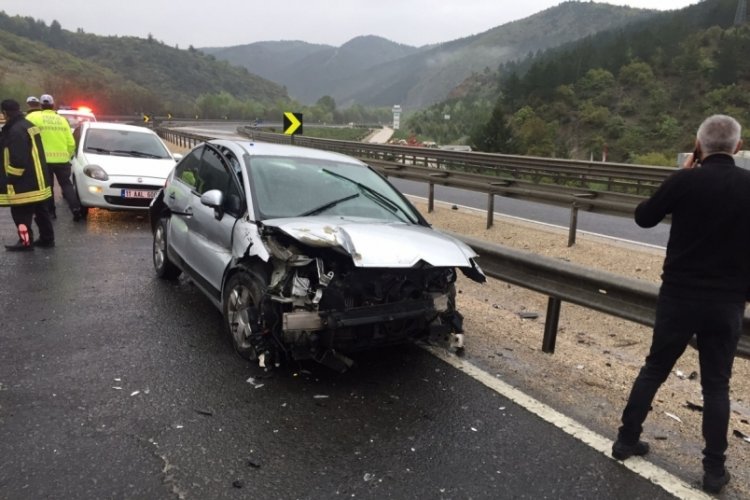 Kontrolden &ccedil;ıkan otomobil bariyerlere &ccedil;arptı: 3 yaralı