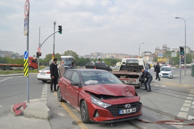 Tramvay ile otomobil &ccedil;arpıştı