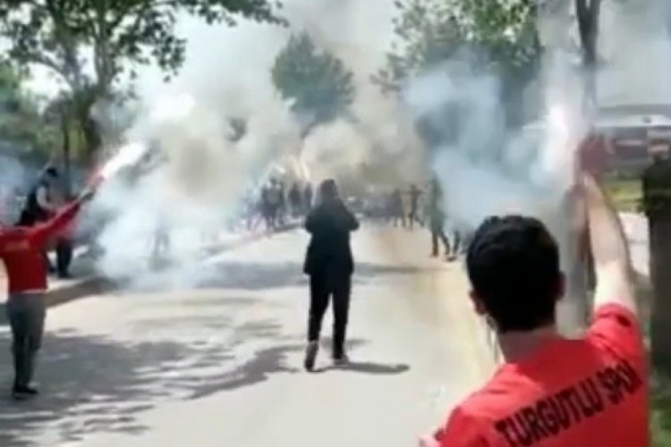 Sis bombası taraftarın elinde patladı