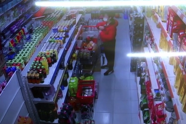 Market sahibi hırsızları yakaladı