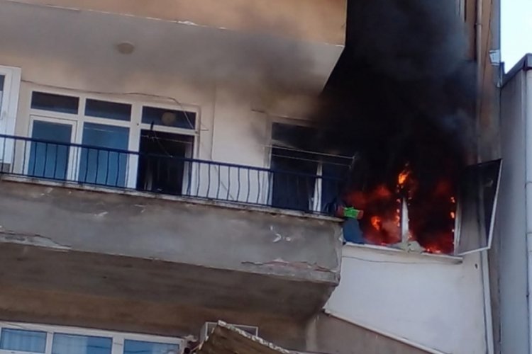 Apartmanın 4. katında &ccedil;ıkan yangın korkuya yol a&ccedil;tı