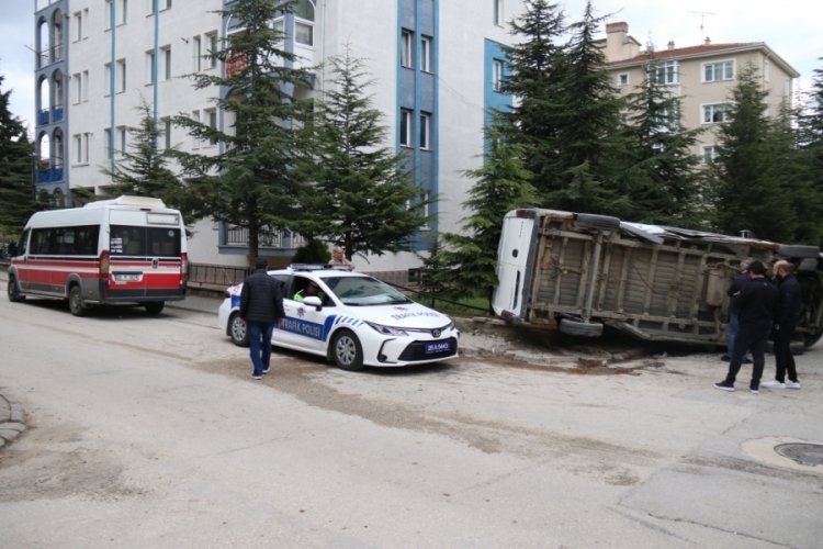 Yolcu minib&uuml;s&uuml;n&uuml;n &ccedil;arptığı panelvan bah&ccedil;e duvarına devrildi
