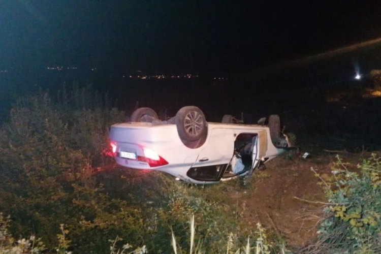 Alkoll&uuml; s&uuml;r&uuml;c&uuml;n&uuml;n kullandığı otomobil jandarmadan ka&ccedil;arken takla attı