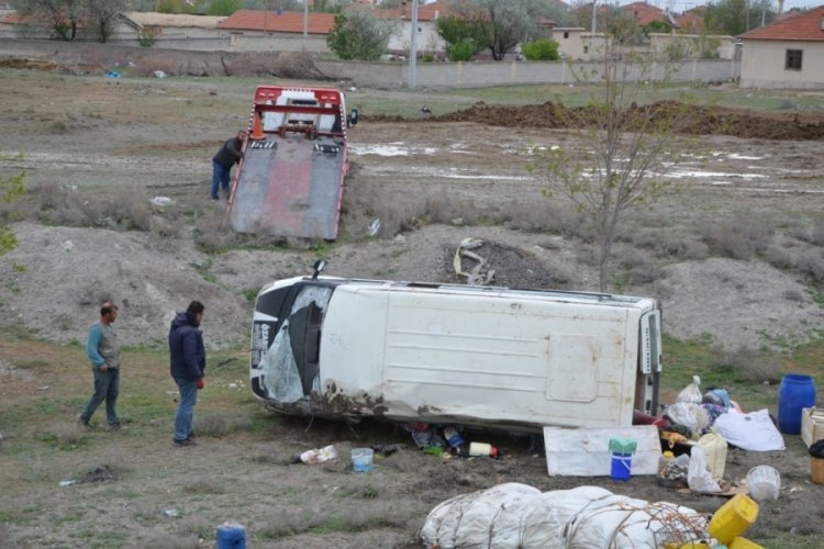 Tarım iş&ccedil;ilerini taşıyan minib&uuml;s devrildi, 12 kişi yaralandı