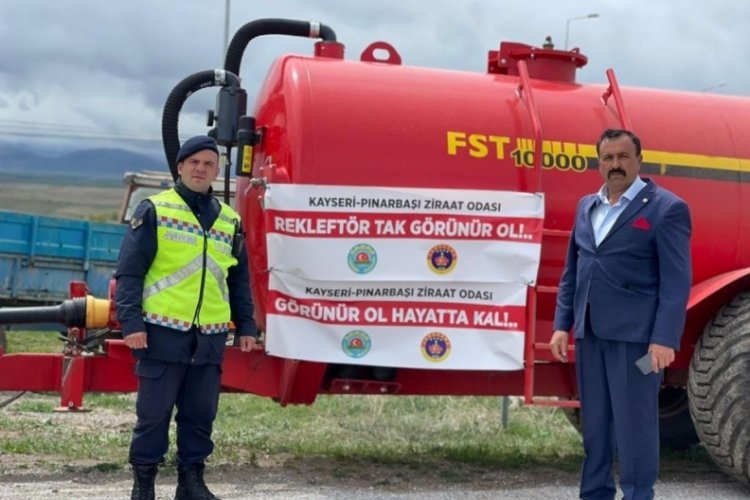 Kayseri'de Jandarma ekipleri trakt&ouml;rler r&ouml;morklarına reflekt&ouml;r taktı