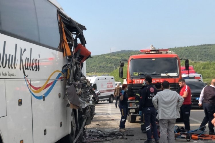 Bursa'da kamyon yolcu otob&uuml;s&uuml;ne &ccedil;arptı: &Ouml;l&uuml; ve yaralılar var
