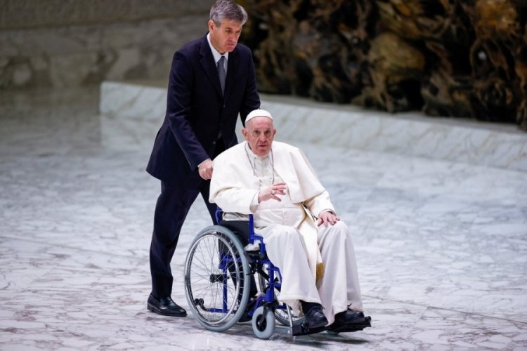 Ruhani lider Papa Francis, tekerlekli sandalyede g&ouml;r&uuml;nt&uuml;lendi