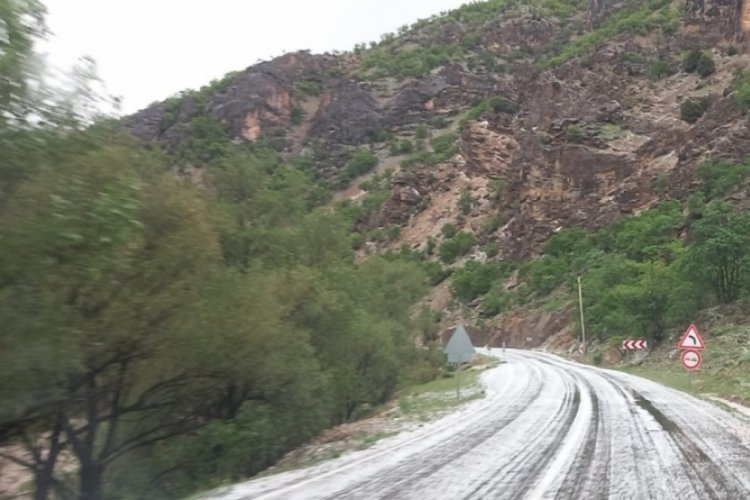 Dolu,Tunceli-Erzincan karayolunda etkili oldu