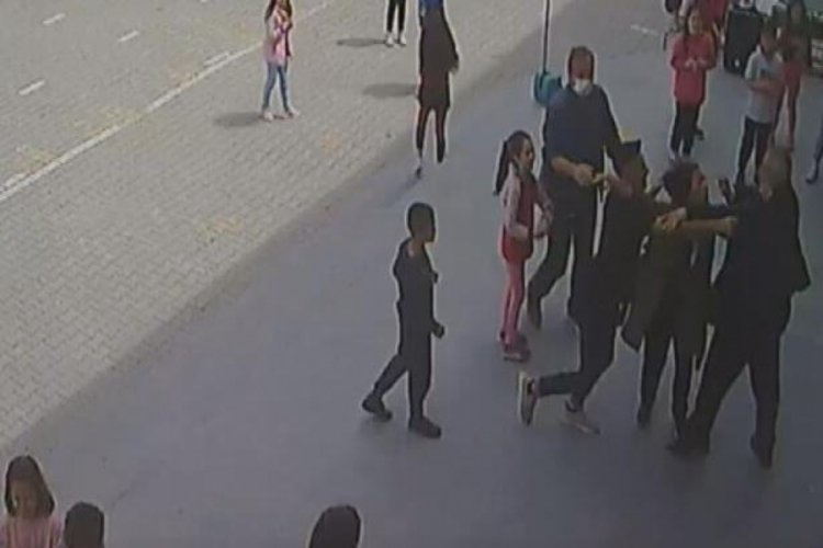 Okul bah&ccedil;esinde korku dolu anlar! &Ouml;ğretmene saldırdı