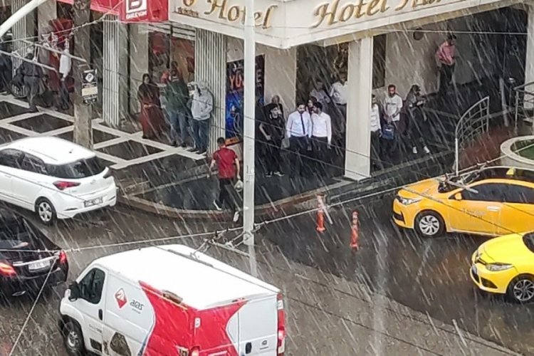 Şanlıurfa'da dolu ve yağmur zor anlar yaşattı