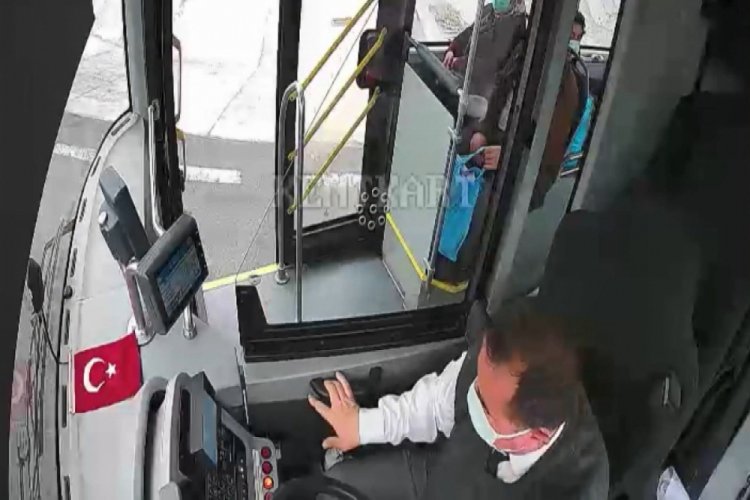 Şof&ouml;r otob&uuml;s&uuml; durdurup yoldaki T&uuml;rk bayrağını aldı