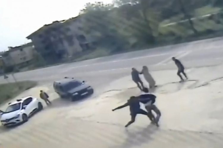 İki grup ara&ccedil;larını yol kenarına &ccedil;ekip kavgaya tutuştular