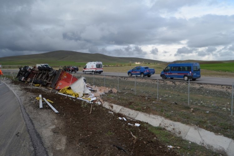 Emniyet kemerini arkadan takan s&uuml;r&uuml;c&uuml; hayatını kaybetti