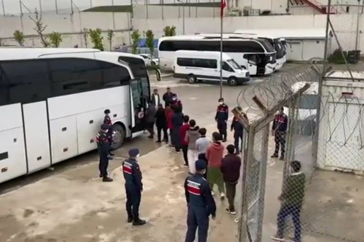 Ka&ccedil;ak g&ouml;&ccedil;men denetiminde y&uuml;zlerce kişi yakalandı