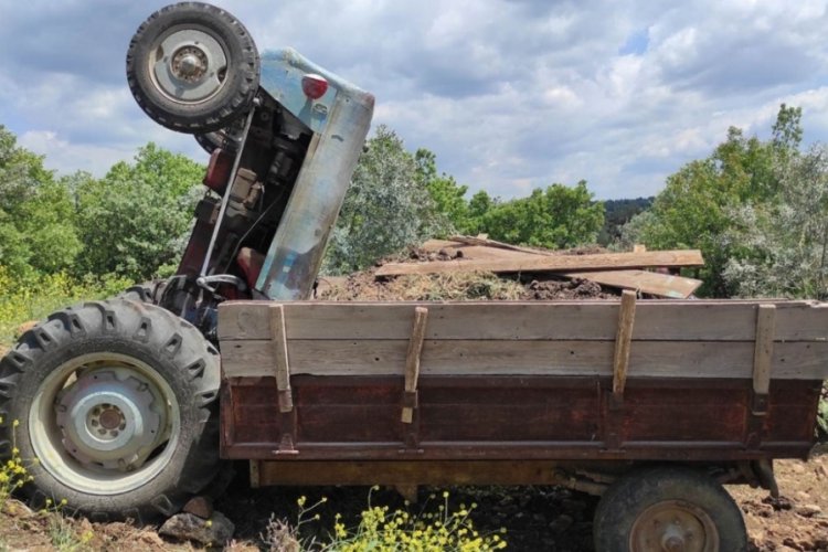 Manisa'da trakt&ouml;rle r&ouml;morkun arasına sıkışan kadın yaralandı