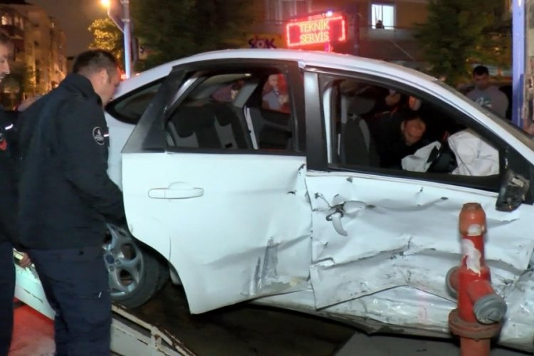 İstanbul'da &ccedil;arpışan otomobillerden biri iş yerine girdi