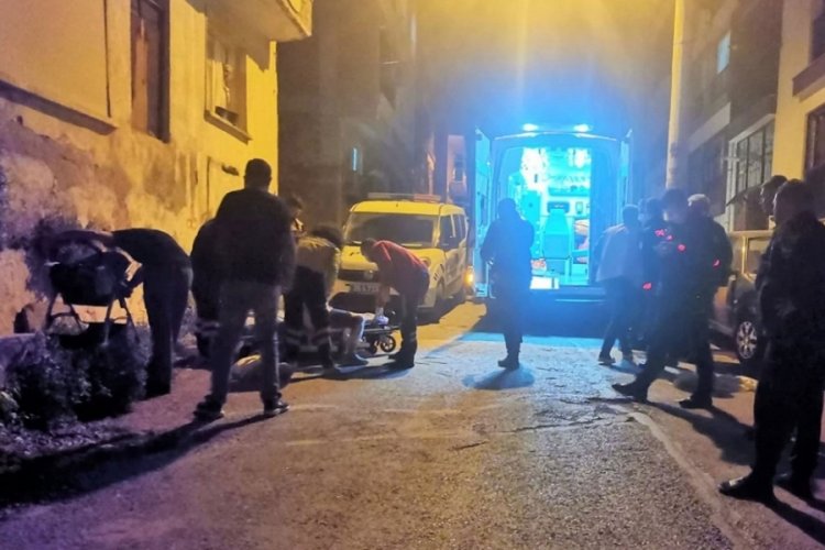 Yanında bebeği bulunan anne, defalarca bı&ccedil;aklandı