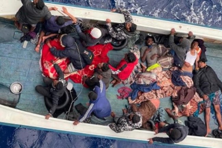Misrata a&ccedil;ıklarındaki yarı baygın g&ouml;&ccedil;menler b&ouml;yle kurtarıldı