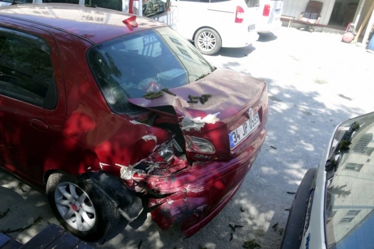 İstanbul'da hızla geldi otomobile &ccedil;arpıp ka&ccedil;tı