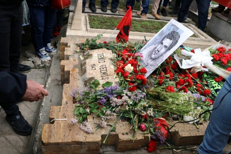 Ankara'da Deniz Gezmiş ve arkadaşları mezarları başında anıldı