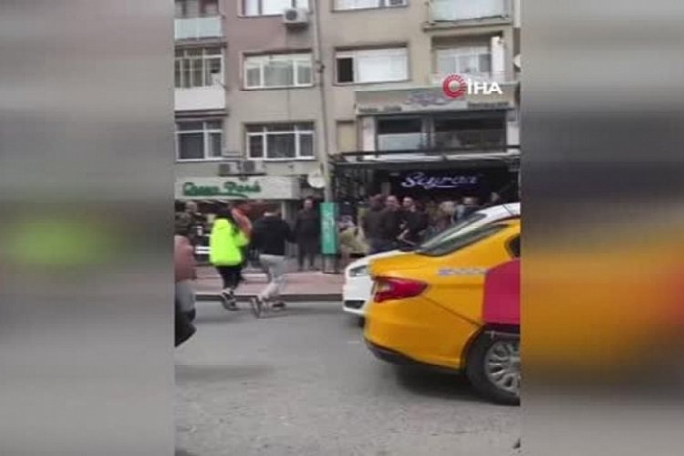 Tartıştığı kuryenin motosikletini par&ccedil;aladı
