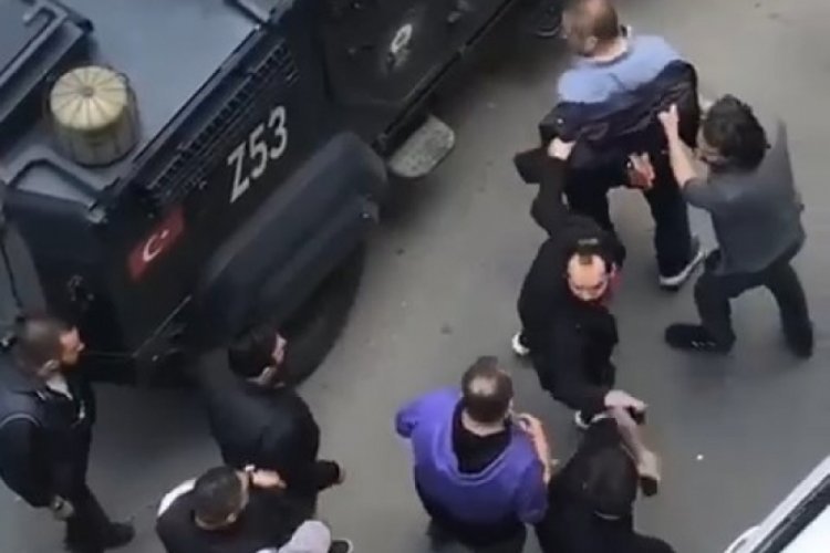 Eşini &ouml;ld&uuml;ren saldırgana lin&ccedil; girişimi kamerada