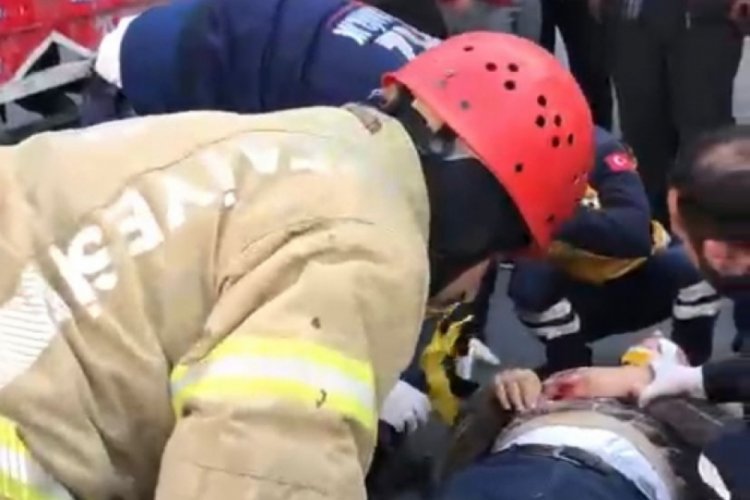 İstanbul'da kamyon şof&ouml;r&uuml; iki aracın arasına sıkıştı