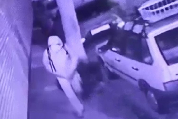 İstanbul'da matkapla deldikleri kasadan saat ve telefon &ccedil;aldılar