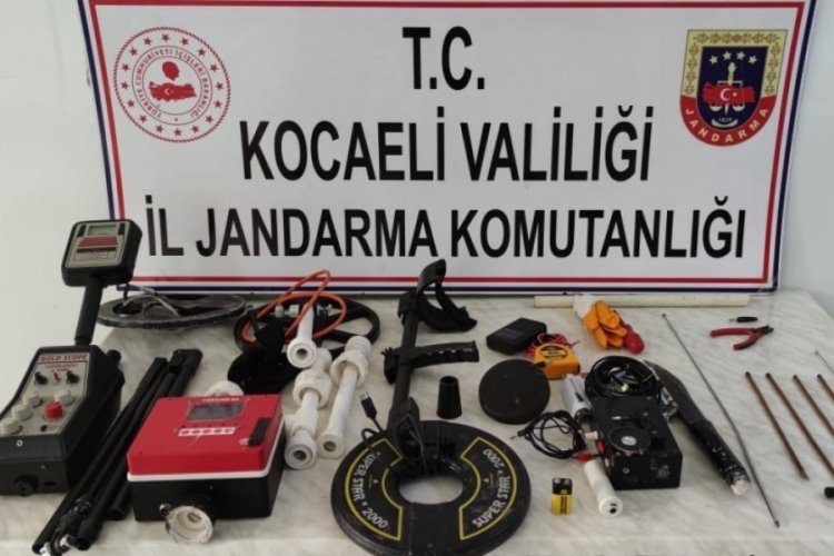 Dedekt&ouml;rle ka&ccedil;ak kazı yaparken su&ccedil;&uuml;st&uuml; yakalandılar