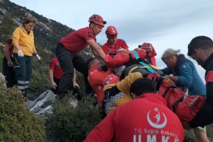Yama&ccedil; paraş&uuml;t&uuml; yapan Rus turist kayalıklara d&uuml;şerek yaralandı