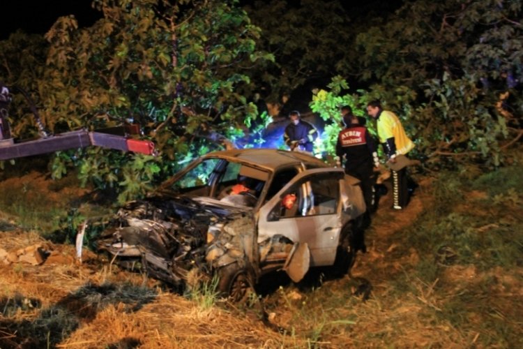 Aşırı hızlı ara&ccedil; yoldan &ccedil;ıkıp etrafı savaş alanına &ccedil;evirdi