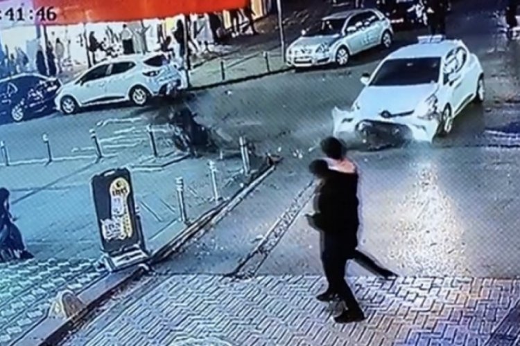 Motosikletli gen&ccedil;lerin havaya fırladığı feci kaza kamerada