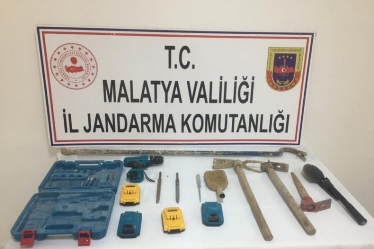 Jandarma'dan izinsiz kazıya su&ccedil;&uuml;st&uuml;