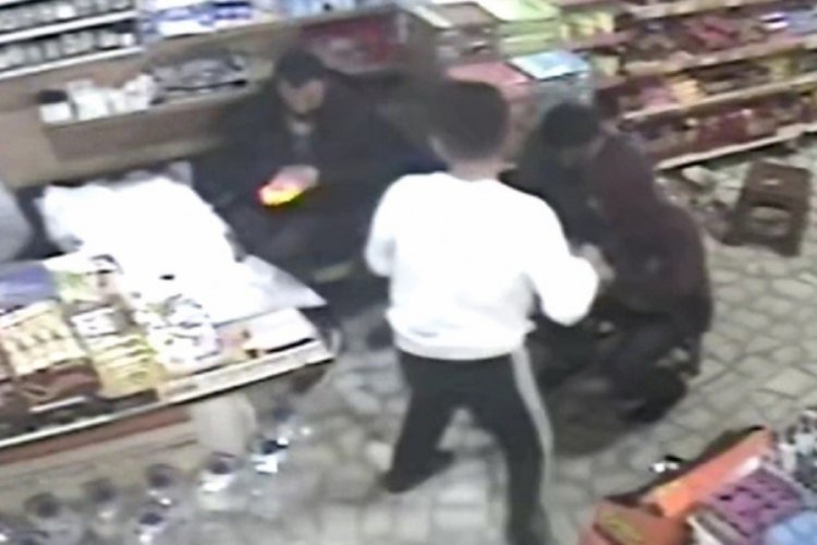 Şaka yapayım derken kuzenini yakıyordu