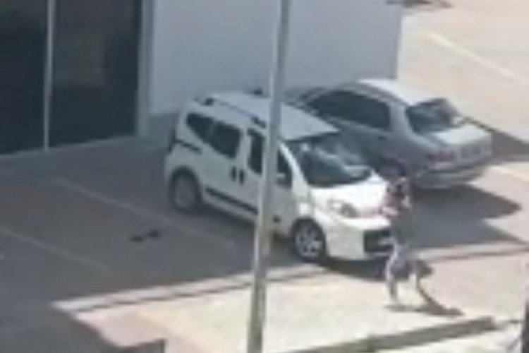 Tartıştığı iş yeri sahibinin arabasını parampar&ccedil;a etti
