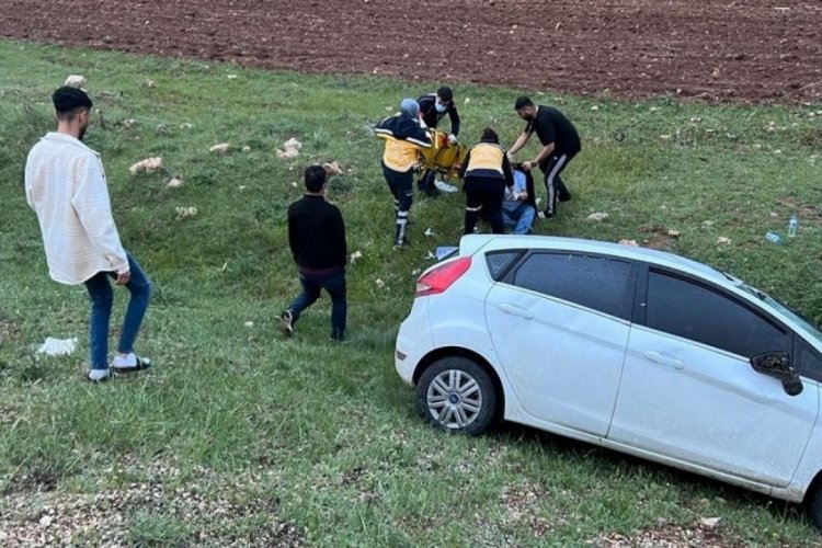 Şarampole devrilen otomobilde 4 kişi yaralandı