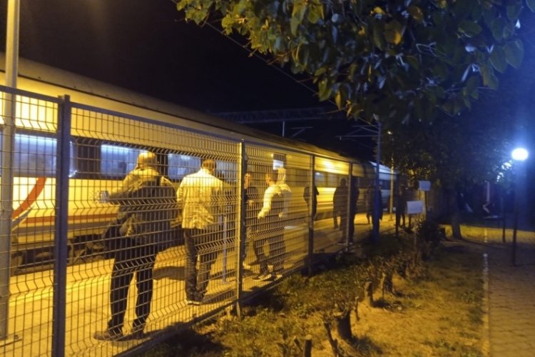 Elektrik direği devrildi, tren seferleri durdu