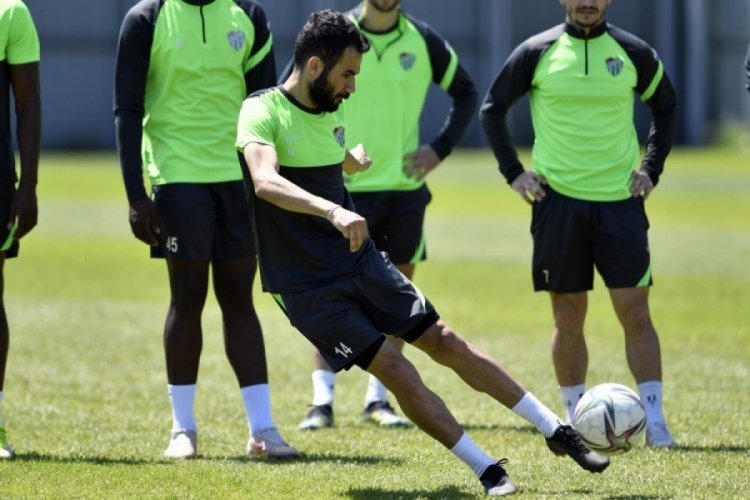 Bursaspor, &Uuml;mraniyespor ma&ccedil;ı hazırlıklarını tamamlayıp kampa girdi