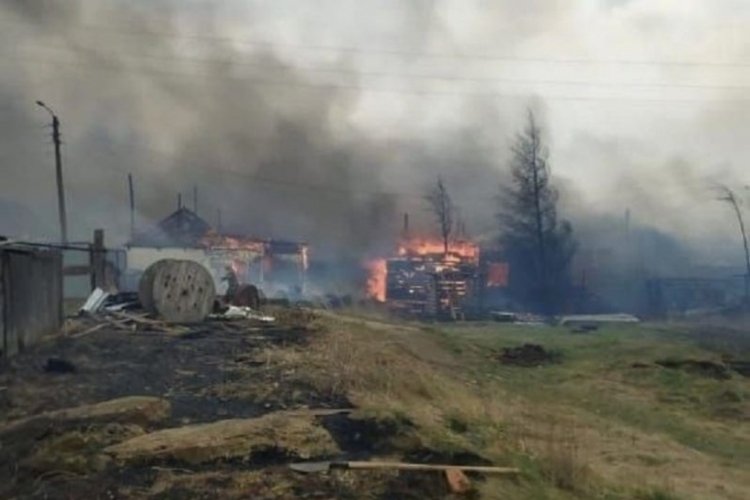 Sibirya'daki orman yangınları evlere sı&ccedil;radı: 5 &ouml;l&uuml;