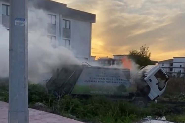 Atık toplama kamyonu alev alev yandı