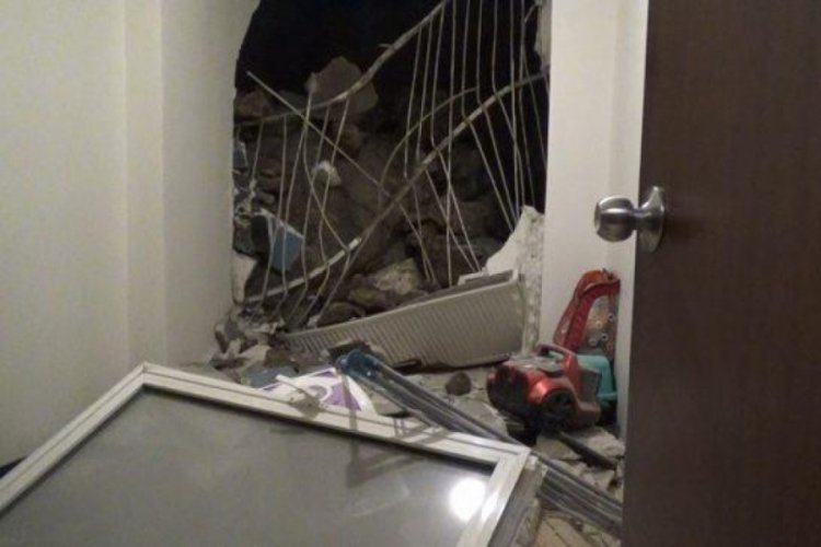 İzmir'de kaya par&ccedil;ası evin i&ccedil;ine d&uuml;şt&uuml;