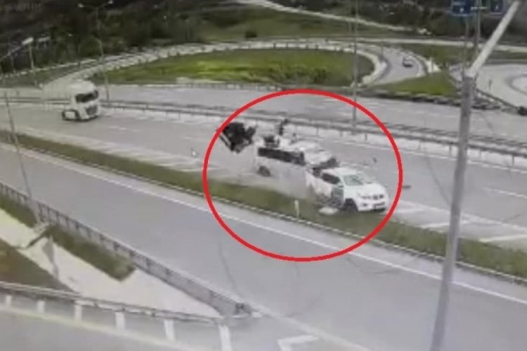Minib&uuml;s yol kenarındaki pikaba &ccedil;arptı: 2 &ouml;l&uuml;