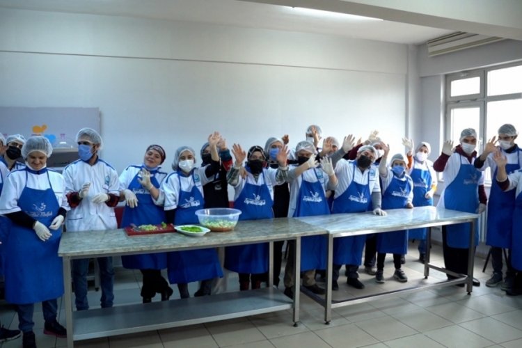 Bursa'da engelsiz mutfak y&uuml;zleri g&uuml;ld&uuml;r&uuml;yor